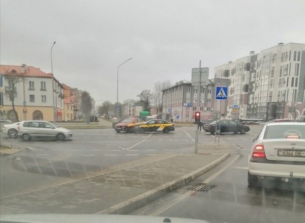 Очевидец: ДТП с участием 2-х такси на перекрёстке Зубачёва / ГОБК (Брест)
             
                Очевидец: ДТП с участием 2-х такси на перекрёстке Зубачёва / ГОБК (Брест)