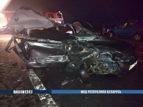 В Ивацевичском районе легковушка столкнулась с большегрузом, погибли 2 человека В Ивацевичском районе легковушка столкнулась с большегрузом, погибли 2 человека