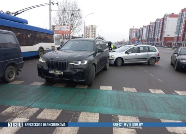 BMW и Peugeot столкнулись на Московской в Бресте BMW и Peugeot столкнулись на Московской в Бресте