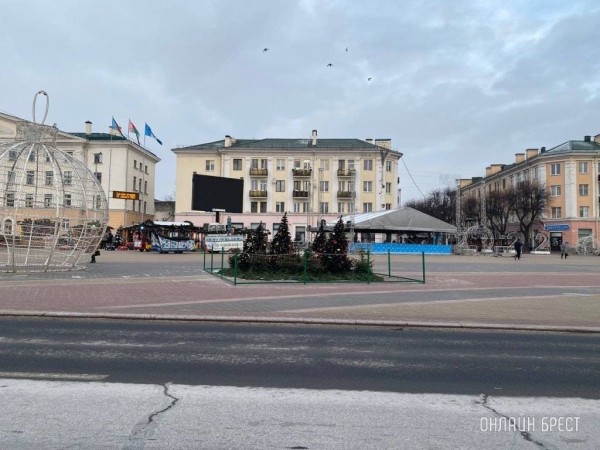 Читатель: Новогоднее настроение. Брест, пл. Ленина
             
                Читатель: Новогоднее настроение. Брест, пл. Ленина