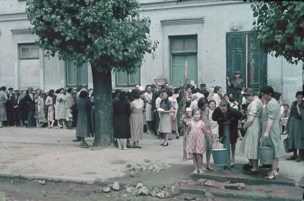 Брест 1941. Долго не могли точно определить локацию дома на этой цветной фотографии
             
                Брест 1941. Долго не могли точно определить локацию дома на этой цветной фотографии