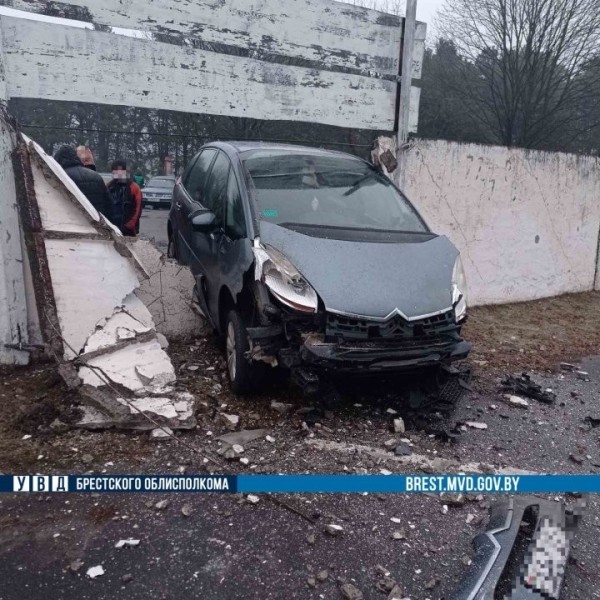 Стали известны подробности ДТП в Пинске, где автомобиль протаранил бетонный забор Стали известны подробности ДТП в Пинске, где автомобиль протаранил бетонный забор