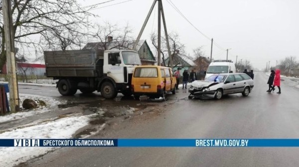 Три машины столкнулись в Кобрине. Кто виноват? Три машины столкнулись в Кобрине. Кто виноват?