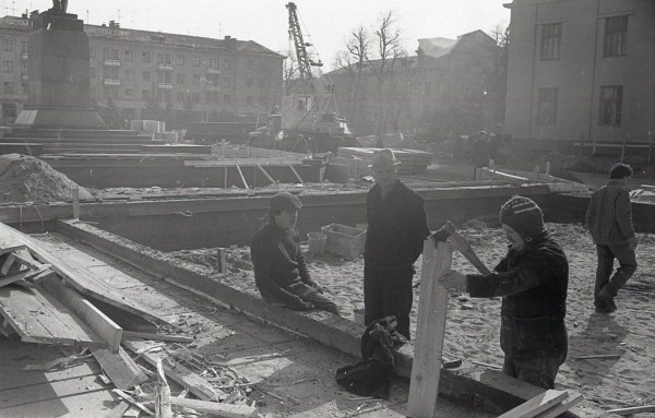 Брест, площадь Ленина. Как думаете, какой год?
             
                Брест, площадь Ленина. Как думаете, какой год?