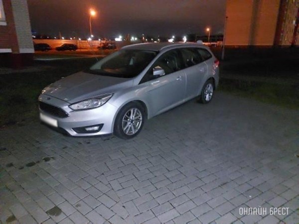 Читатель: Вот так паркуются водители на Варшавском шоссе в Бресте
             
                Читатель: Вот так паркуются водители на Варшавском шоссе в Бресте