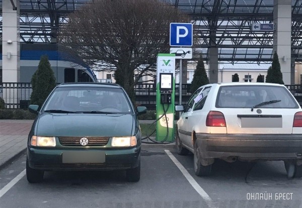 Читатель: Брест, ЖД вокзал. Просьба не ставить свои автомобили на место для зарядки электромобиля. В следующий раз будет вызвано ГАИ
             
                Читатель: Брест, ЖД вокзал. Просьба не ставить свои автомобили на место для зарядки электромобиля. В следующий раз будет вызвано ГАИ