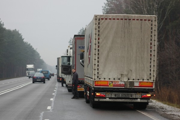 Дек 14 «В основном без очереди лезут брестские». Репортаж из очереди фур в сторону Польши Дек 14 «В основном без очереди лезут брестские». Репортаж из очереди фур в сторону Польши