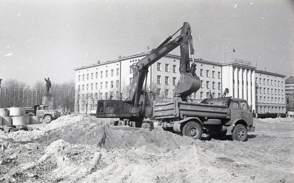Брест, площадь Ленина. Как думаете, какой год?
             
                Брест, площадь Ленина. Как думаете, какой год?