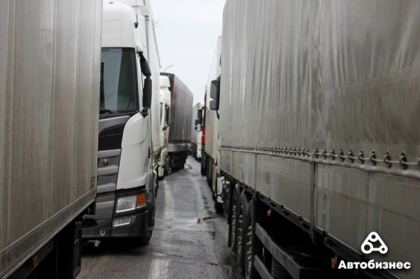 Дек 14 «В основном без очереди лезут брестские». Репортаж из очереди фур в сторону Польши Дек 14 «В основном без очереди лезут брестские». Репортаж из очереди фур в сторону Польши