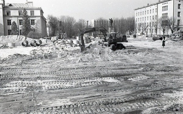 Брест, площадь Ленина. Как думаете, какой год?
             
                Брест, площадь Ленина. Как думаете, какой год?