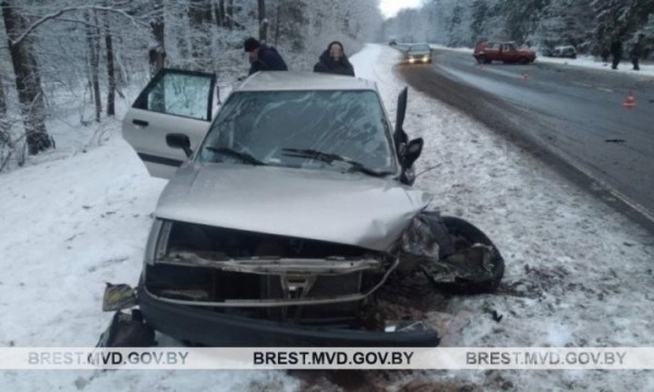 В Брестской области произошло лобовое столкновение двух легковых автомобилей В Брестской области произошло лобовое столкновение двух легковых автомобилей