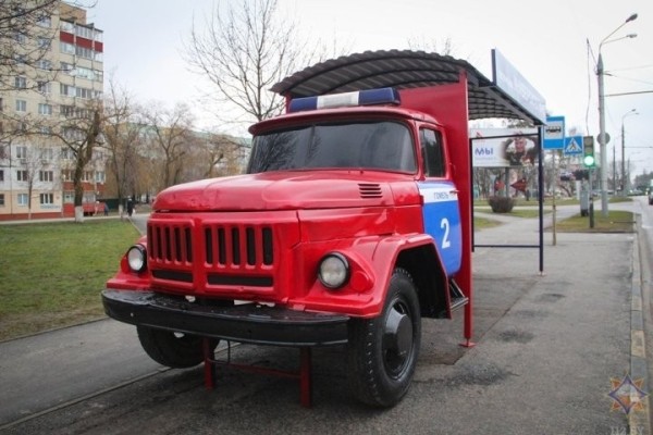 В Гомеле из пожарного ЗиЛа сделали навес и установили на остановке