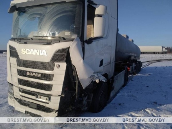 Большегруз и легковушка столкнулись под Пинском