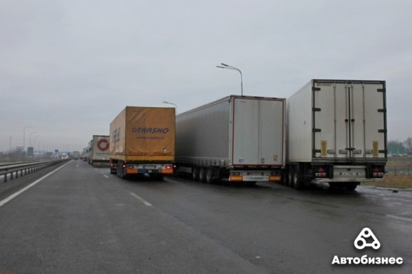 Дек 14 «В основном без очереди лезут брестские». Репортаж из очереди фур в сторону Польши Дек 14 «В основном без очереди лезут брестские». Репортаж из очереди фур в сторону Польши