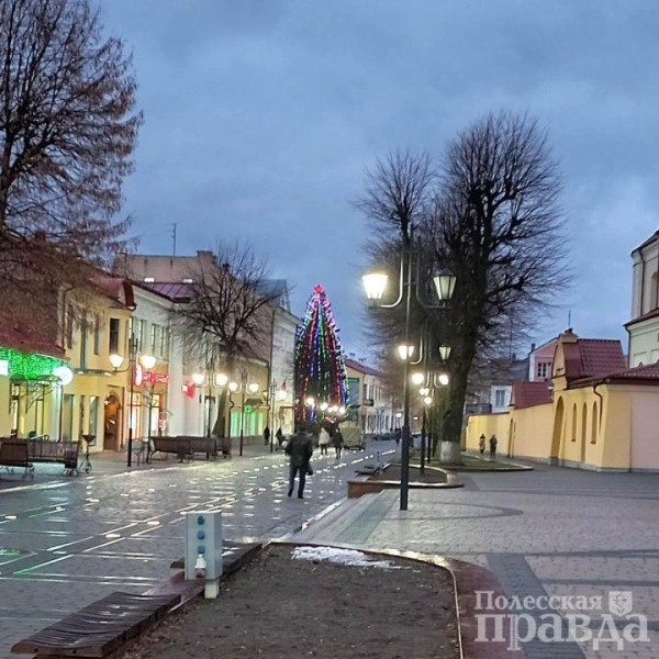 Посмотрите, как Пинск принарядился к праздникам
             
                Посмотрите, как Пинск принарядился к праздникам