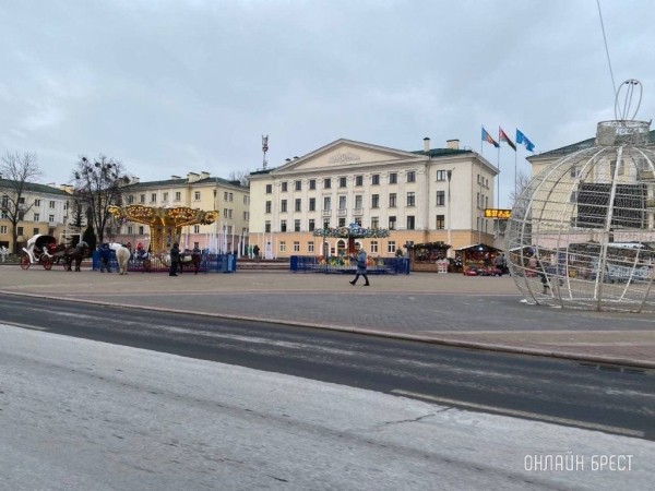 Читатель: Новогоднее настроение. Брест, пл. Ленина
             
                Читатель: Новогоднее настроение. Брест, пл. Ленина