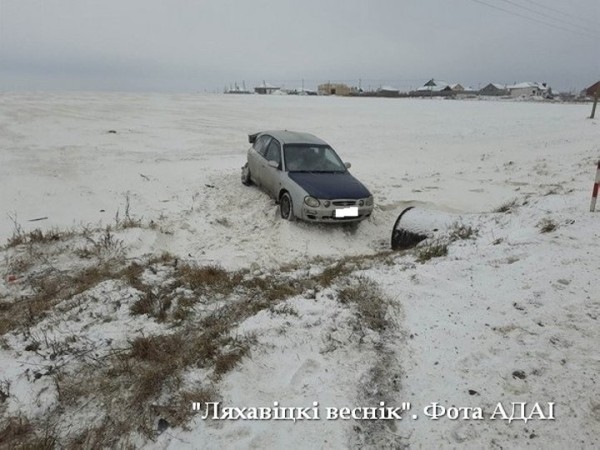 Под Ляховичами авто вынесло на встречку, где оно попало в ДТП