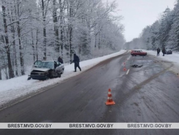 В Брестской области произошло лобовое столкновение двух легковых автомобилей В Брестской области произошло лобовое столкновение двух легковых автомобилей