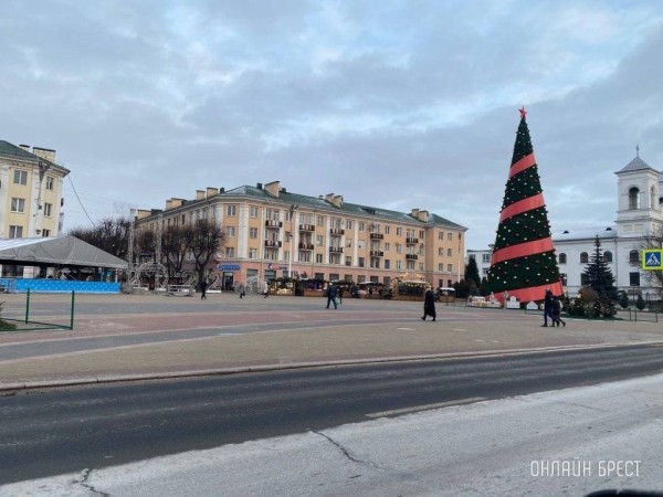 Читатель: Новогоднее настроение. Брест, пл. Ленина
             
                Читатель: Новогоднее настроение. Брест, пл. Ленина
