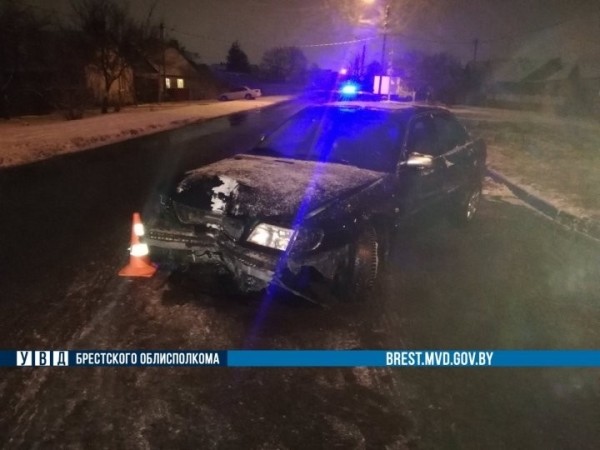 В Бресте водитель не справился с управлением и совершил наезд на световую опору