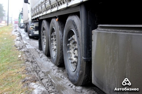 Дек 14 «В основном без очереди лезут брестские». Репортаж из очереди фур в сторону Польши Дек 14 «В основном без очереди лезут брестские». Репортаж из очереди фур в сторону Польши