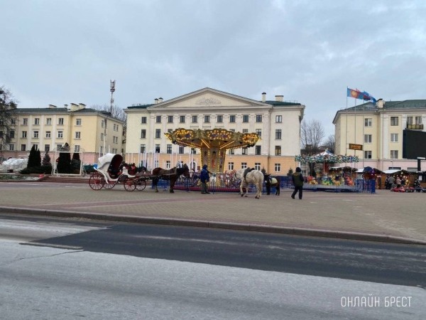 Читатель: Новогоднее настроение. Брест, пл. Ленина
             
                Читатель: Новогоднее настроение. Брест, пл. Ленина