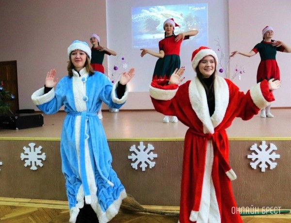 
                Читатель: «Приключения у новогодней ёлки» в средней школе № 28 г. Бреста
            