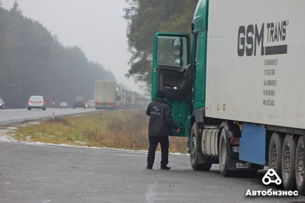 Дек 14 «В основном без очереди лезут брестские». Репортаж из очереди фур в сторону Польши Дек 14 «В основном без очереди лезут брестские». Репортаж из очереди фур в сторону Польши