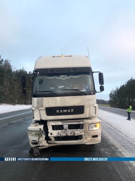 Страшная авария произошла в Брестской области. Водитель легковушки скончался на месте происшествия