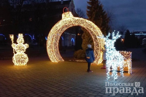 Посмотрите, как Пинск принарядился к праздникам
             
                Посмотрите, как Пинск принарядился к праздникам