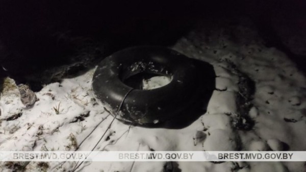 Под Брестом во время катания на автомобильной камере, прикрепленной к автомобилю, 20-летняя девушка получила травмы Под Брестом во время катания на автомобильной камере, прикрепленной к автомобилю, 20-летняя девушка получила травмы