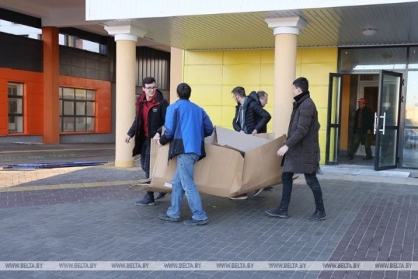 Студенты оборудуют мебелью кабинеты строящегося медицинского комплекса в Бресте