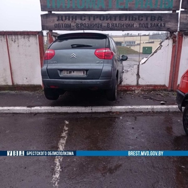 Стали известны подробности ДТП в Пинске, где автомобиль протаранил бетонный забор Стали известны подробности ДТП в Пинске, где автомобиль протаранил бетонный забор