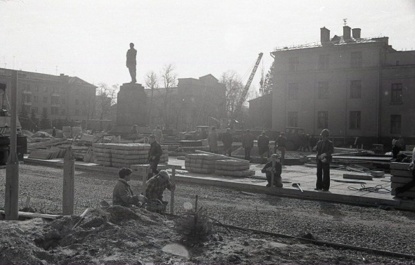 Брест, площадь Ленина. Как думаете, какой год?
             
                Брест, площадь Ленина. Как думаете, какой год?