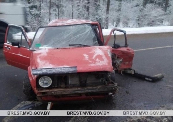 В Брестской области произошло лобовое столкновение двух легковых автомобилей В Брестской области произошло лобовое столкновение двух легковых автомобилей