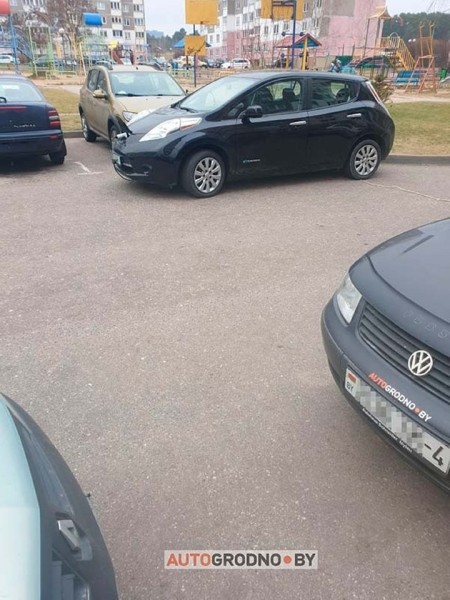 В Гродно заряжают Nissan Leaf с пятого этажа высотки. Как тебе такое, Илон Маск? В Гродно заряжают Nissan Leaf с пятого этажа высотки. Как тебе такое, Илон Маск?