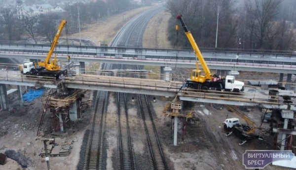 Под Брестом ремонтируют путепровод Под Брестом ремонтируют путепровод
