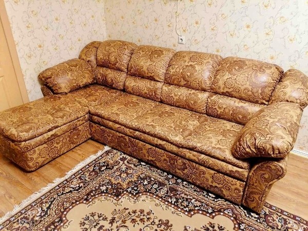 Эти волшебники превращают старые диваны в новые! Фото работ мастерской по реставрации мебели