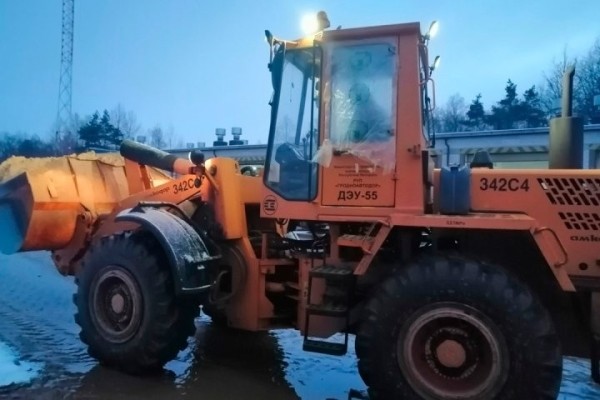 Трагедия на территории ДЭУ в Лиде: водитель погрузчика насмерть ударил ковшом своего коллегу. Видео 18+ Трагедия на территории ДЭУ в Лиде: водитель погрузчика насмерть ударил ковшом своего коллегу. Видео 18+