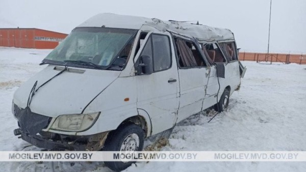 Маршрутка опрокинулась на трассе, шесть человек пострадали. Вы видели, какие у нее шины? Маршрутка опрокинулась на трассе, шесть человек пострадали. Вы видели, какие у нее шины?