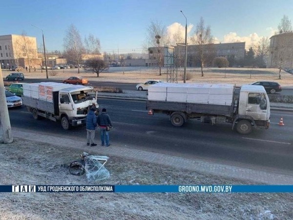 Появилось видео столкновения двух грузовиков в Гродно