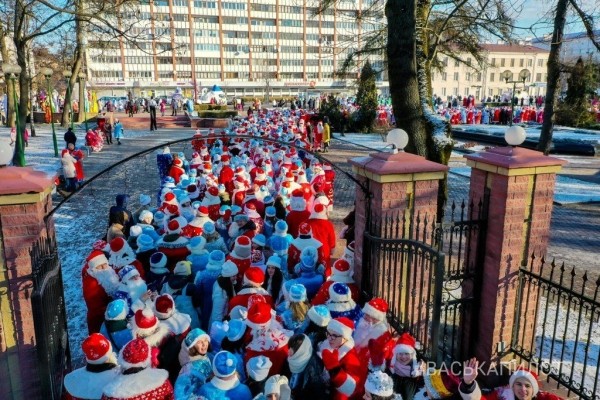 Посмотрите с высоты. Сегодня в Бресте провели рождественский парад
             
                Посмотрите с высоты. Сегодня в Бресте провели рождественский парад