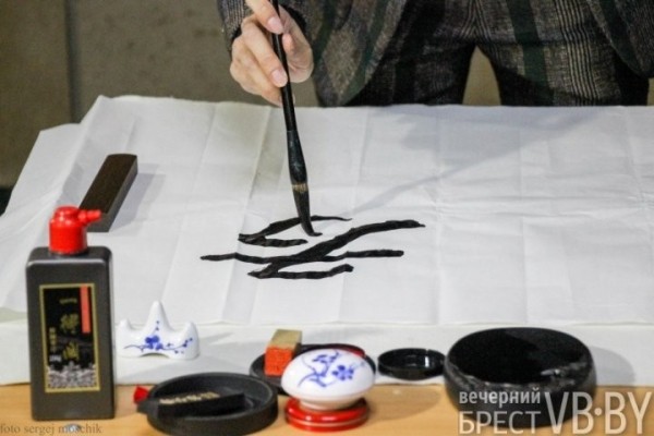 Живопись и каллиграфия. В Бресте открылась выставка, посвященная 30-летию дружбы между Беларусью и Китаем Живопись и каллиграфия. В Бресте открылась выставка, посвященная 30-летию дружбы между Беларусью и Китаем