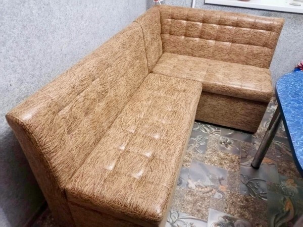 Эти волшебники превращают старые диваны в новые! Фото работ мастерской по реставрации мебели