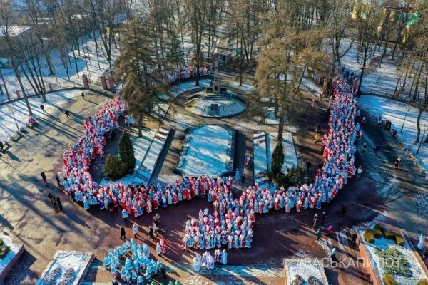 Посмотрите с высоты. Сегодня в Бресте провели рождественский парад
             
                Посмотрите с высоты. Сегодня в Бресте провели рождественский парад