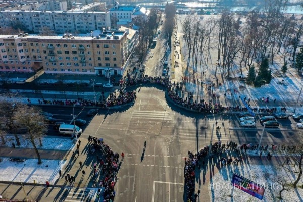 Посмотрите с высоты. Сегодня в Бресте провели рождественский парад
             
                Посмотрите с высоты. Сегодня в Бресте провели рождественский парад