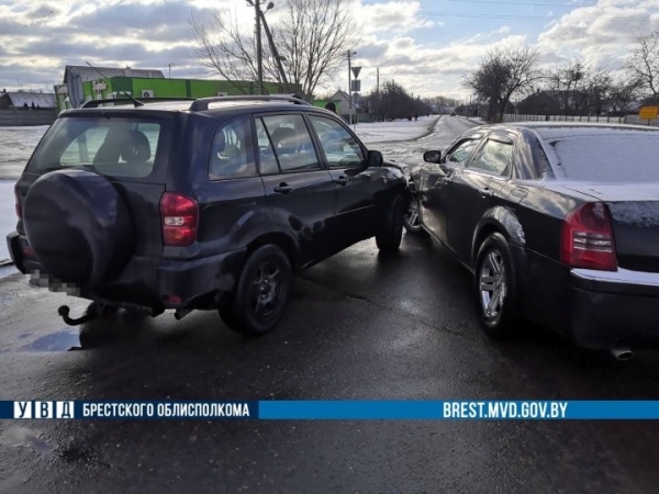 Chrysler и Toyota столкнулись в Бресте Chrysler и Toyota столкнулись в Бресте