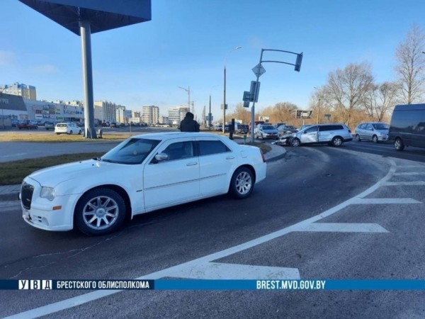 В результате ДТП в Бресте пострадали два автомобиля и светофор