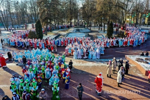 Посмотрите с высоты. Сегодня в Бресте провели рождественский парад
             
                Посмотрите с высоты. Сегодня в Бресте провели рождественский парад