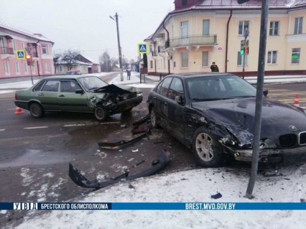В Пинске водитель BMW не уступил Audi В Пинске водитель BMW не уступил Audi